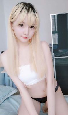 脱了她裙子摸进她的内裤亲吻