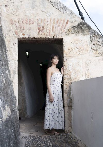 年轻的妈妈观看