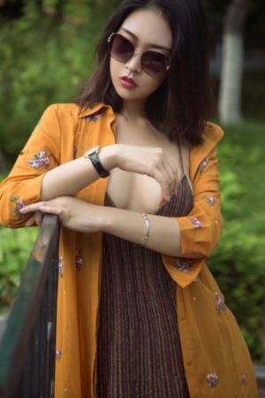 加油站的6个瑞士女孩